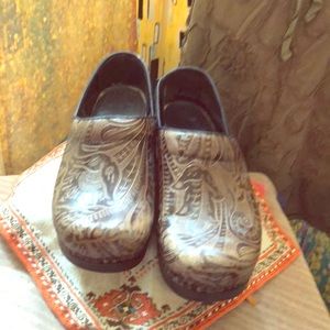 Cute damsel leather!